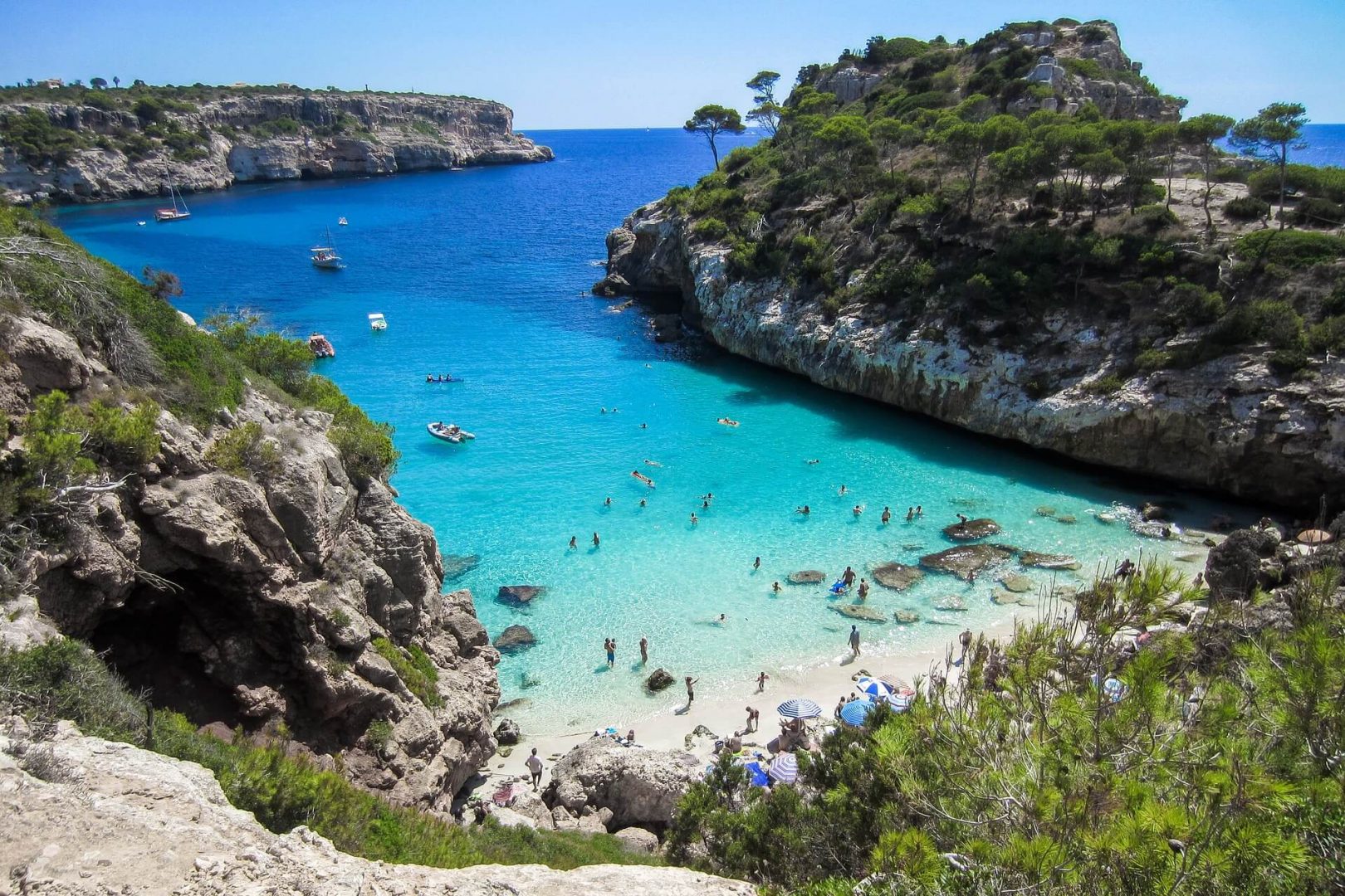 Una cala o bahía pequeña en la isla de Mallorca