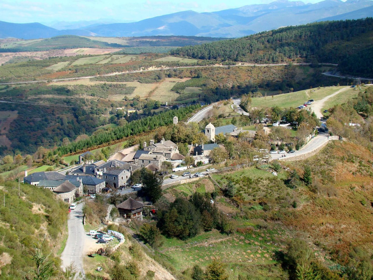 La aldea de Pedrafita do Cebreiro (Lugo) conserva algunas pallozas—casas circulares de origen prerromano.