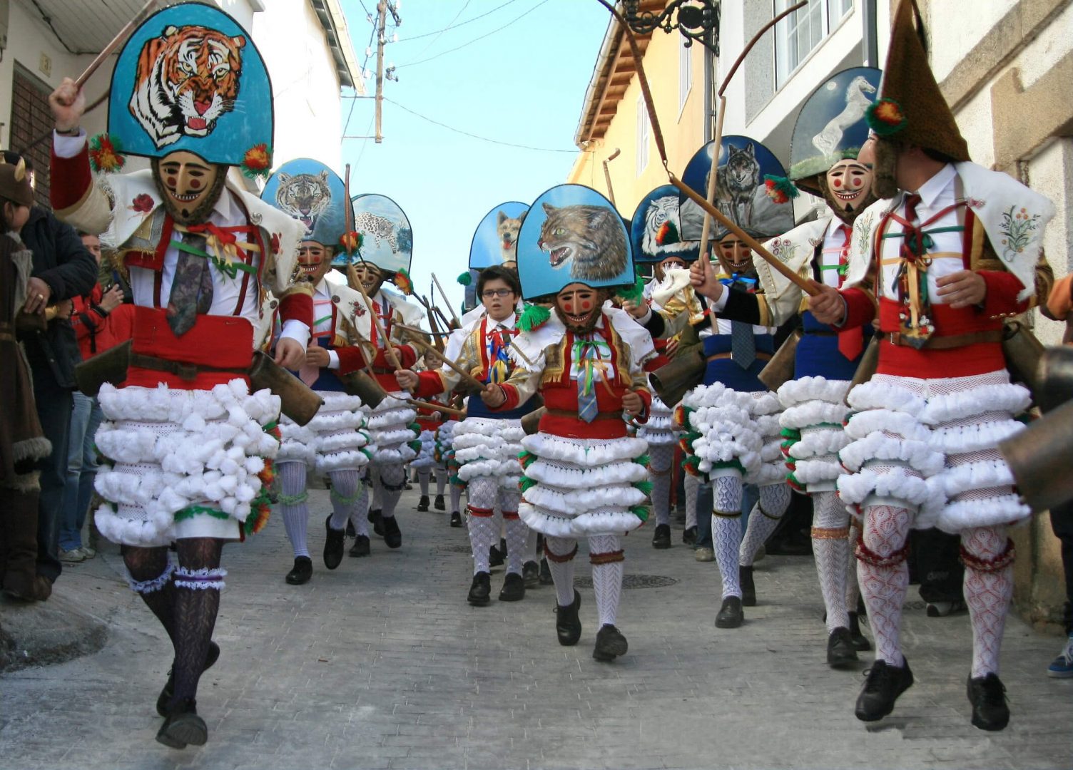 Los peliqueiros son los trajes característicos del carnaval de Laza (Ourense).
